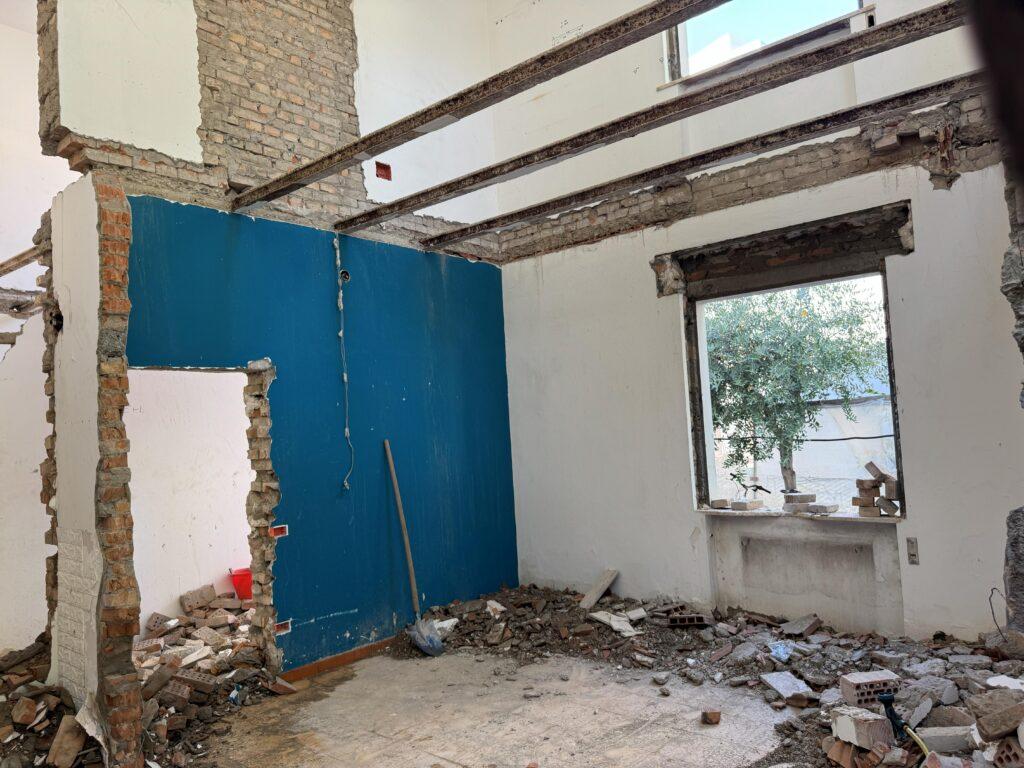 A Duoma project mid-construction — scaffolding, exposed stone, craftsmen at work. The reality and the craft together.